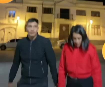La Fanny y El Gafo caminando de noche frente a la plaza de Cajamarca
