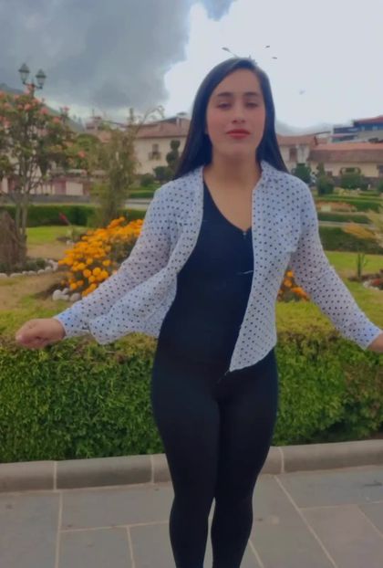 La Fanny en la Plaza de Armas de Cajamarca con los brazos abiertos